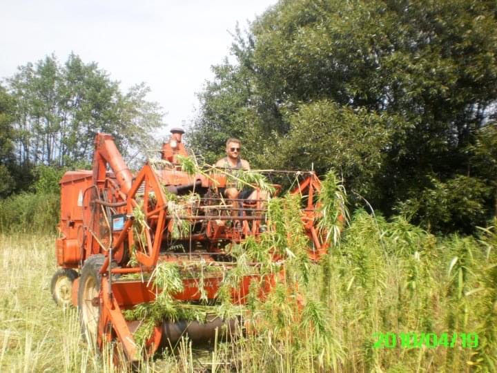 Az első átalakított kender-betakarító kombájnunk